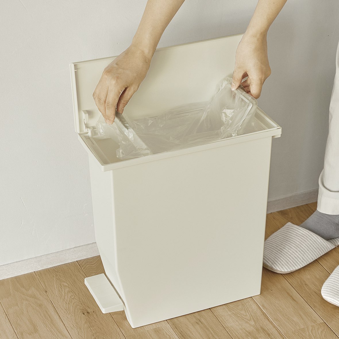 ファニチャードーム SOLOW ペダル式ゴミ箱