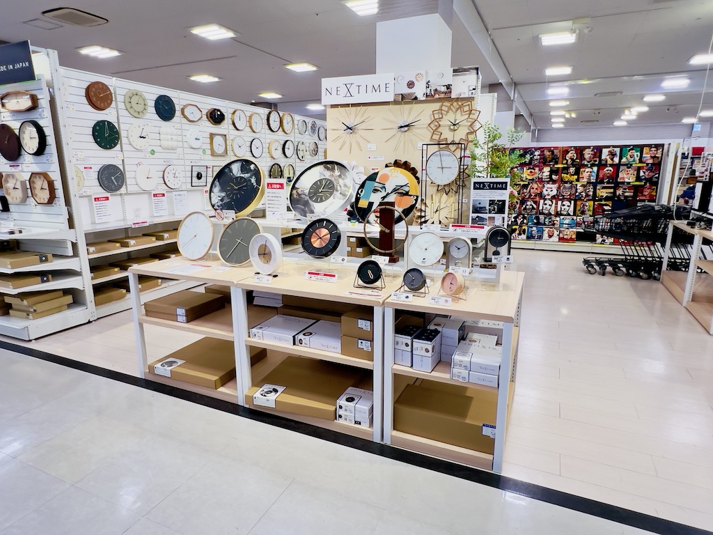 ファニチャードーム 本店 1階  時計