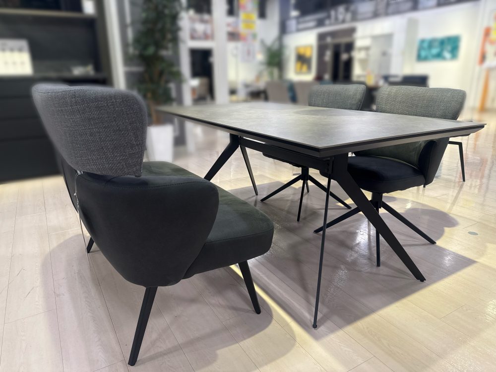 セラミック　ダイニングテーブル